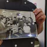 Il proprietario ci mostra una vecchia foto del bar, scattata in occasione di un grosso premio vinto grazie a una schedina fortunata